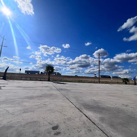 Oyo Garden Inn And Suites Pearsall I-35 East المظهر الخارجي الصورة